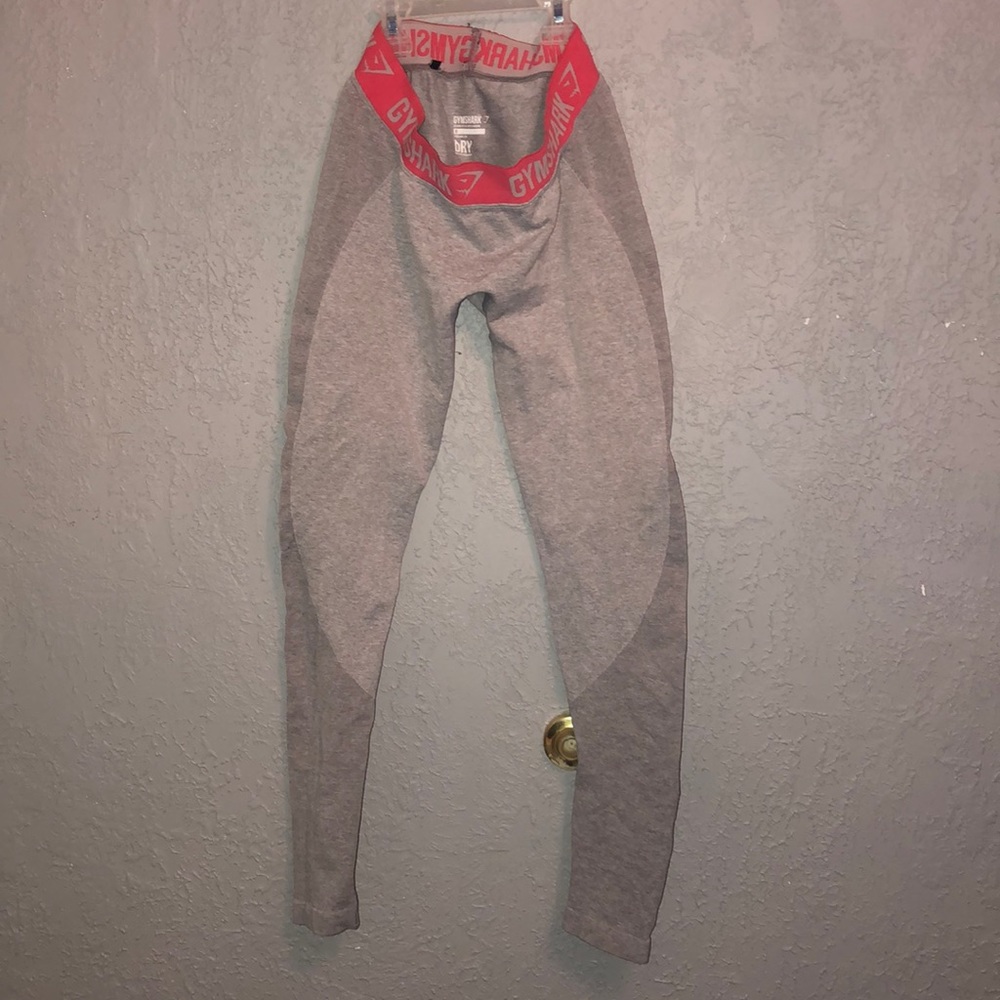 Gym shark leggings
